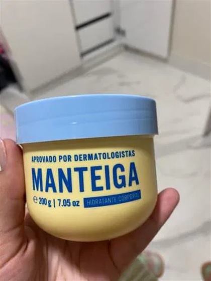 Cliente com os hidratantes Beleza Brasileira