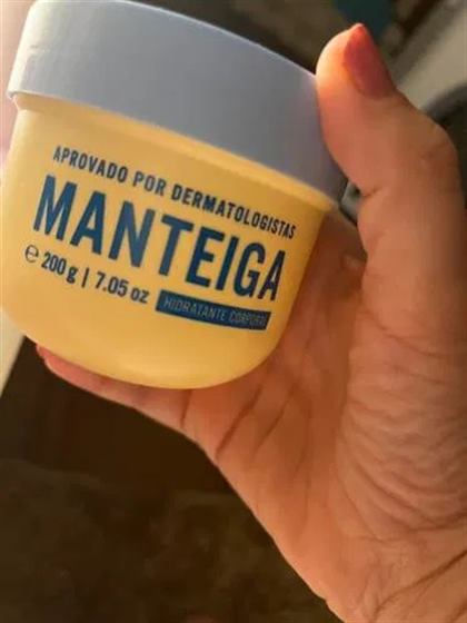 Cliente com os hidratantes Beleza Brasileira
