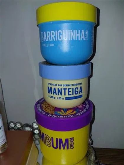 Cliente com os hidratantes Beleza Brasileira