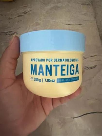 Cliente com os hidratantes Beleza Brasileira