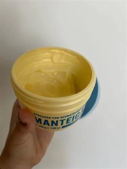 Cliente com os hidratantes Beleza Brasileira