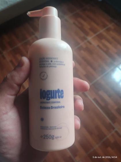 Cliente com os hidratantes Beleza Brasileira
