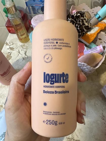 Cliente com os hidratantes Beleza Brasileira