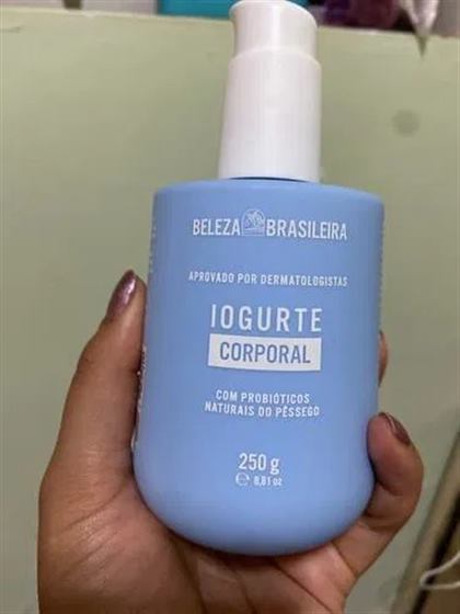 Cliente com os hidratantes Beleza Brasileira