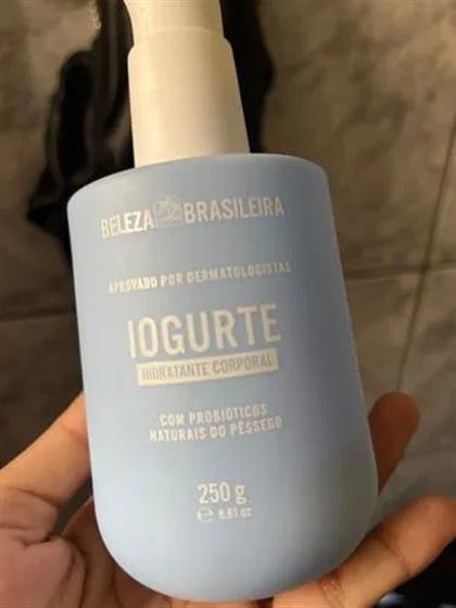 Cliente com os hidratantes Beleza Brasileira