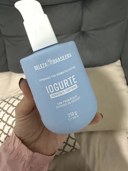 Cliente com os hidratantes Beleza Brasileira