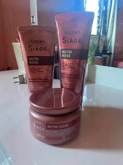 Cliente com o kit Siàge Nutri Rosé