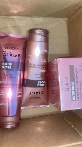 Cliente com o kit Siàge Nutri Rosé