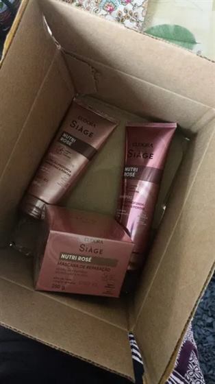 Cliente com o kit Siàge Nutri Rosé