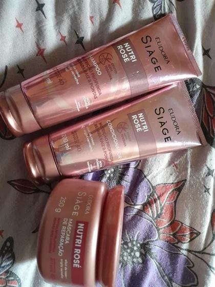 Cliente com o kit Siàge Nutri Rosé