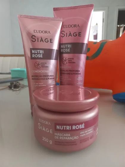 Cliente com o kit Siàge Nutri Rosé