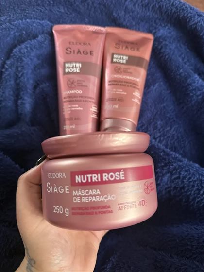 Cliente com o kit Siàge Nutri Rosé