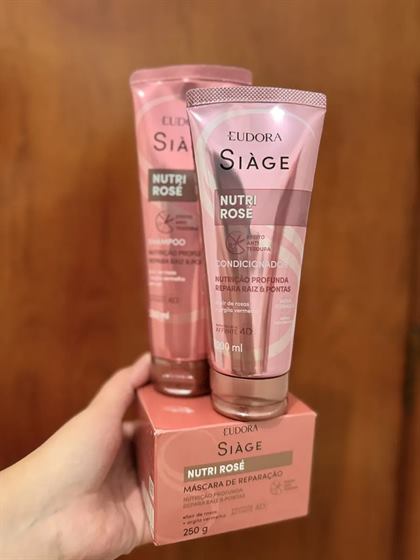 Cliente com o kit Siàge Nutri Rosé
