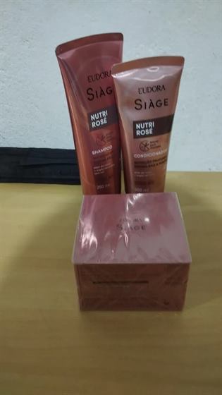 Cliente com o kit Siàge Nutri Rosé