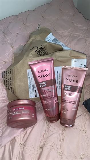 Cliente com o kit Siàge Nutri Rosé