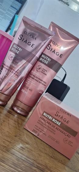 Cliente com o kit Siàge Nutri Rosé