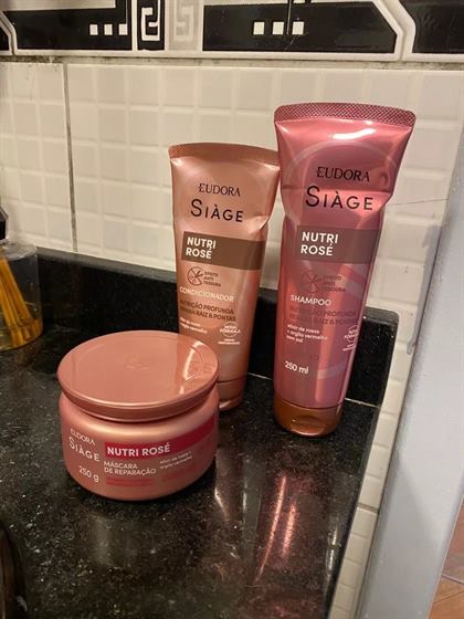 Cliente com o kit Siàge Nutri Rosé