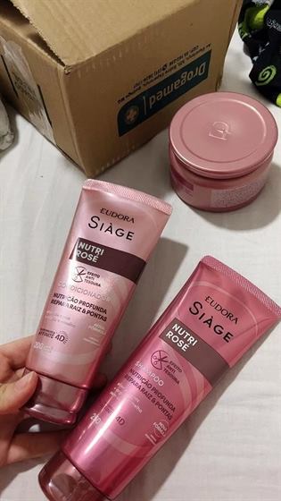 Cliente com o kit Siàge Nutri Rosé