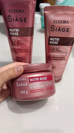Cliente com o kit Siàge Nutri Rosé