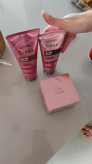 Cliente com o kit Siàge Nutri Rosé