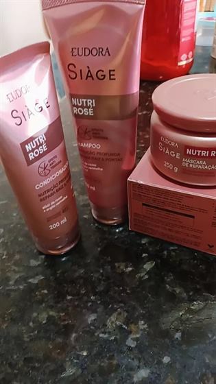 Cliente com o kit Siàge Nutri Rosé