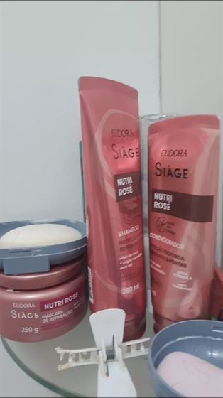 Cliente com o kit Siàge Nutri Rosé