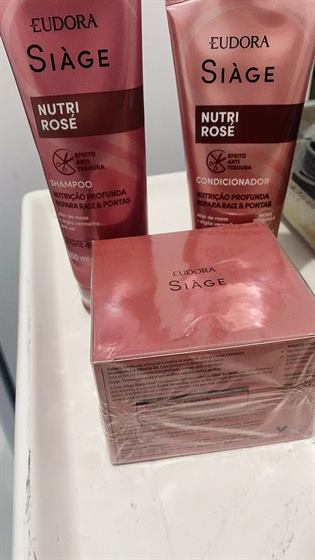 Cliente com o kit Siàge Nutri Rosé