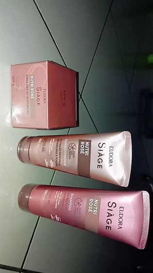 Cliente com o kit Siàge Nutri Rosé