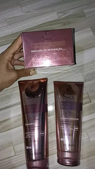 Cliente com o kit Siàge Nutri Rosé