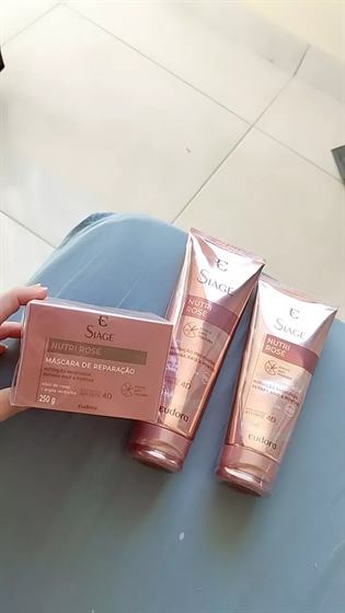 Cliente com o kit Siàge Nutri Rosé