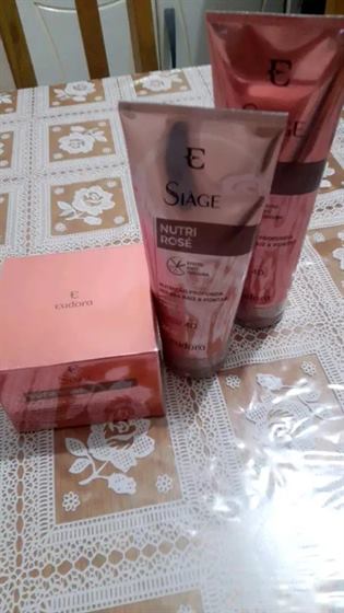 Cliente com o kit Siàge Nutri Rosé