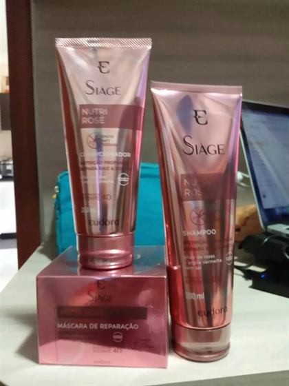 Cliente com o kit Siàge Nutri Rosé