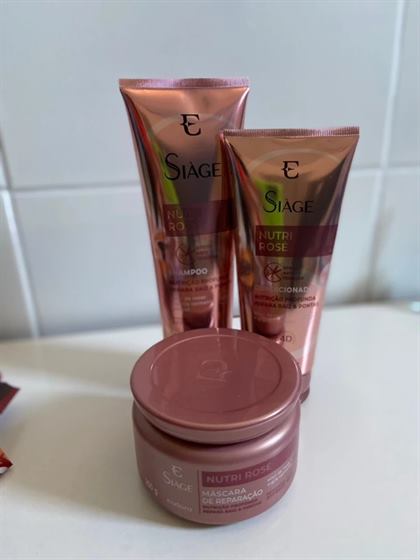 Cliente com o kit Siàge Nutri Rosé