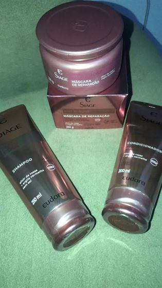 Cliente com o kit Siàge Nutri Rosé