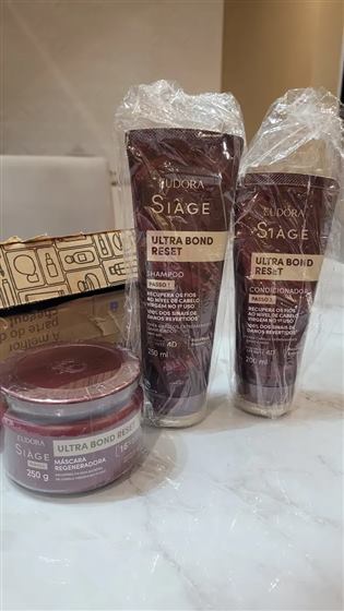 Cliente com o kit Siàge Ultra Bond Reset