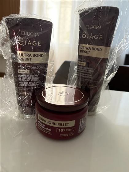 Cliente com o kit Siàge Ultra Bond Reset