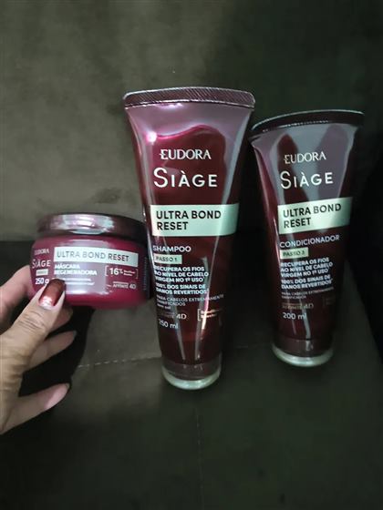 Cliente com o kit Siàge Ultra Bond Reset