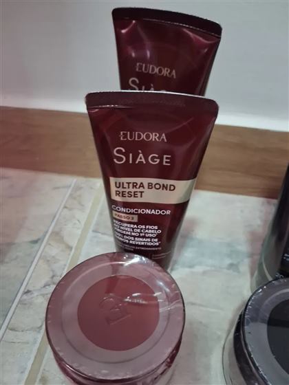 Cliente com o kit Siàge Ultra Bond Reset