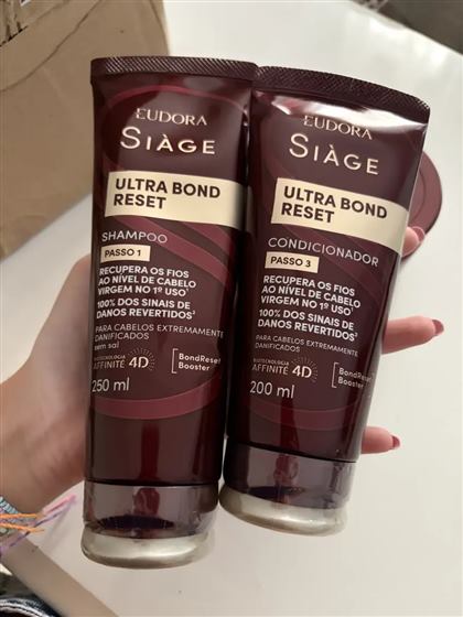 Cliente com o kit Siàge Ultra Bond Reset