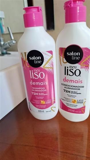 Cliente com o kit Salon Line Meu Liso Demais