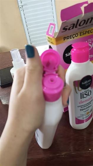 Cliente com o kit Salon Line Meu Liso Demais