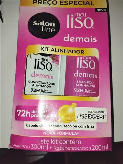 Cliente com o kit Salon Line Meu Liso Demais