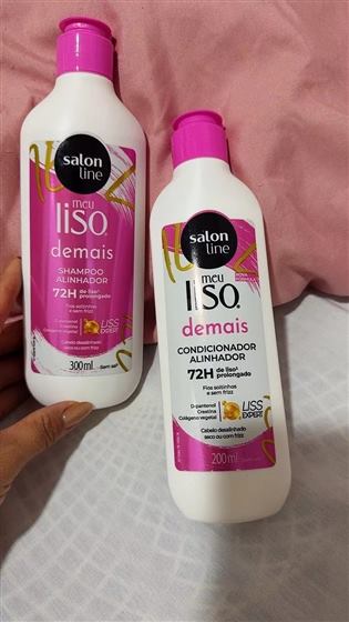 Cliente com o kit Salon Line Meu Liso Demais