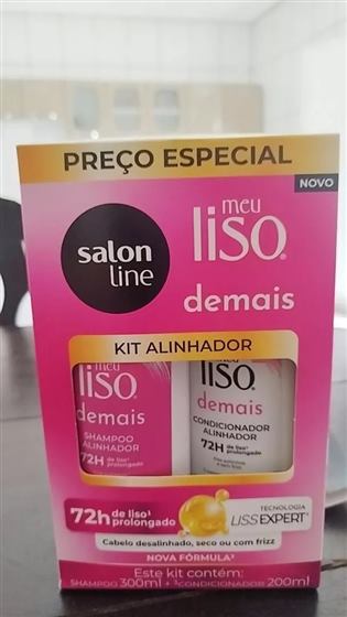 Cliente com o kit Salon Line Meu Liso Demais