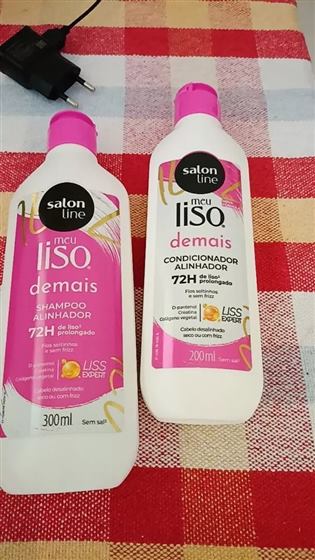 Cliente com o kit Salon Line Meu Liso Demais