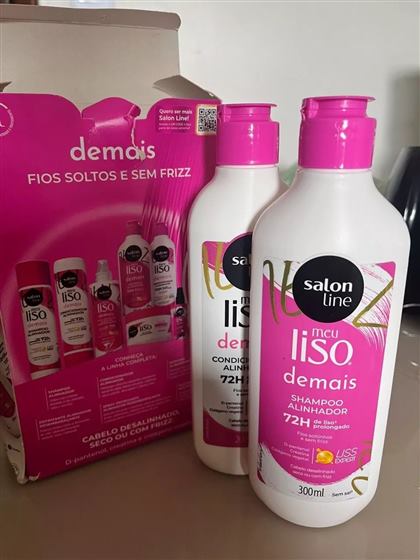 Cliente com o kit Salon Line Meu Liso Demais