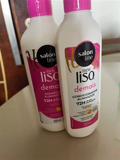 Cliente com o kit Salon Line Meu Liso Demais