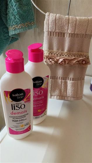 Cliente com o kit Salon Line Meu Liso Demais