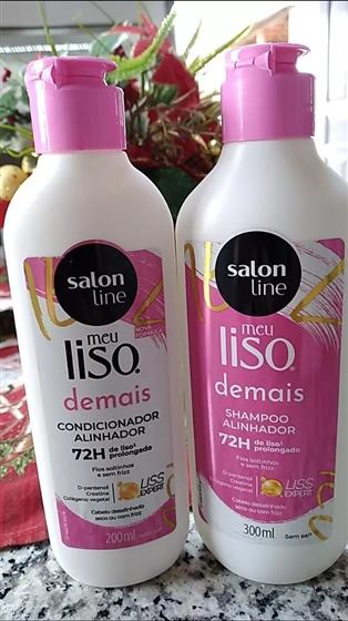 Cliente com o kit Salon Line Meu Liso Demais