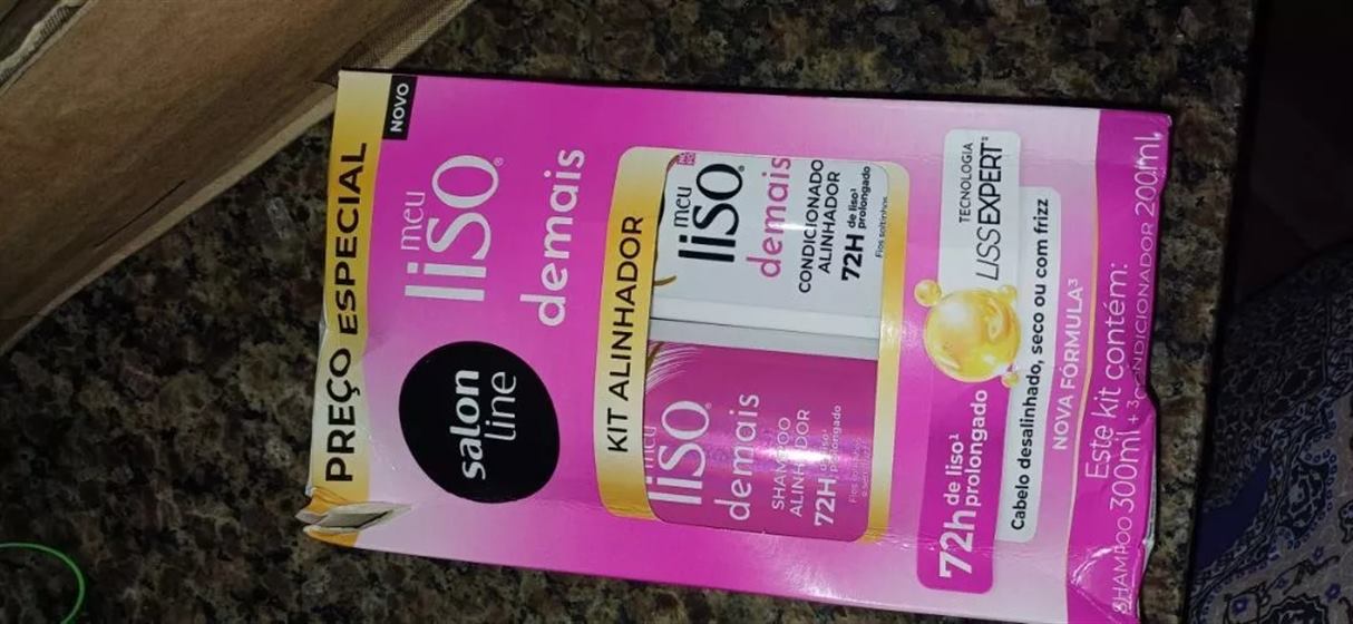Cliente com o kit Salon Line Meu Liso Demais